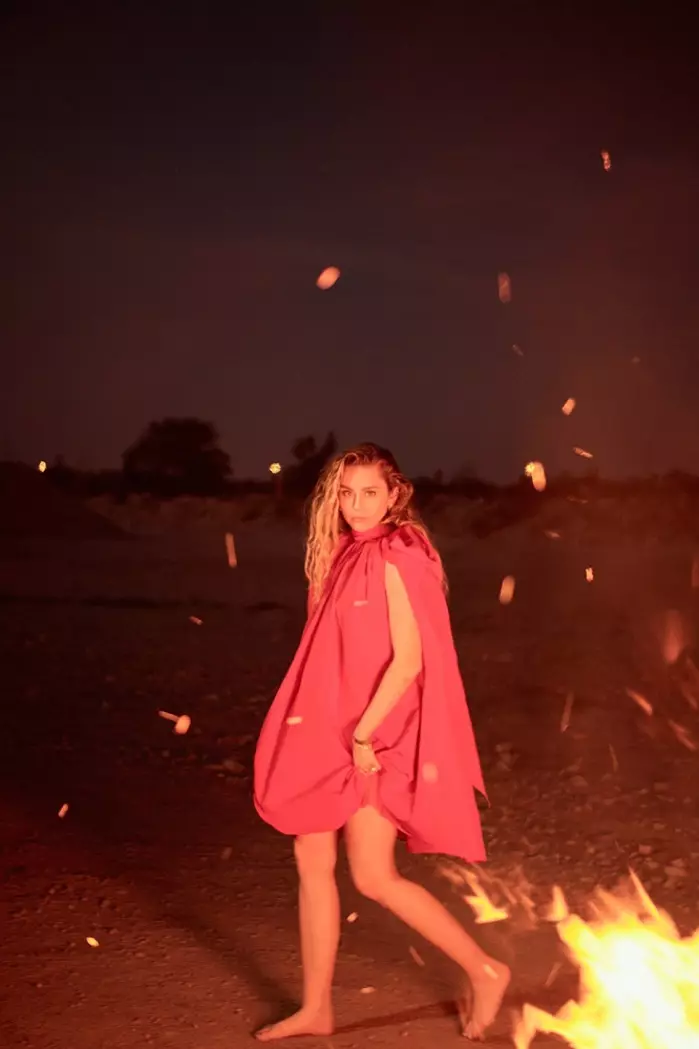 Пејачката Мајли Сајрус носи фустан од Валентино