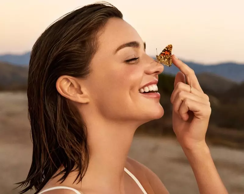 Todo ngiti, nag-pose si Miranda Kerr na may butterfly sa kanyang ilong para sa Marella campaign