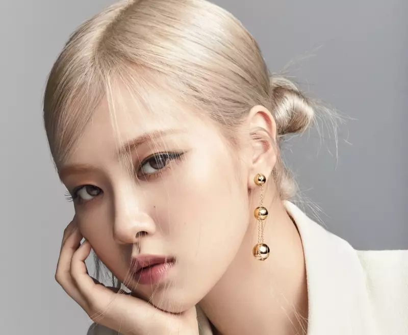 Tiffany & Co. 2021 Tiffany Hardwear campaign တွင် Rosé ကြယ်ပွင့်များ။