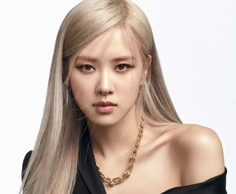 BLACKPINK's Rosé Tiffany & Co. 2021 Tiffany Hardwear பிரச்சாரத்தில் சங்கிலி நகைகளை அணிந்துள்ளார்.