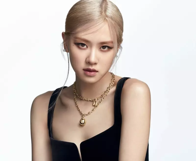 ROSÉ berpose untuk Tiffany & Co.