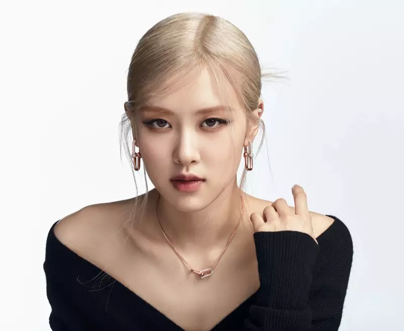 Zencîreyên pirreng di kampanyaya zêrên Tiffany & Co ya 2021-an de Tiffany HardWear radiwestin.