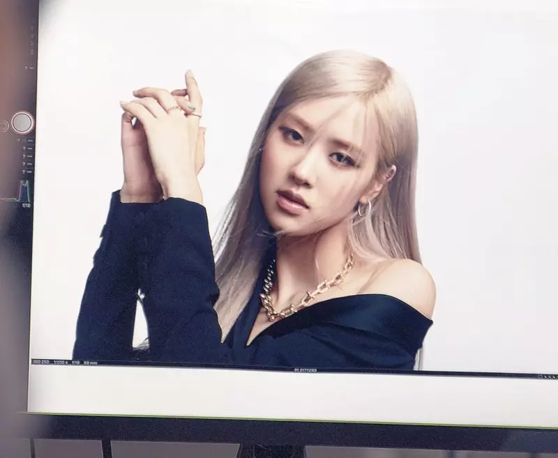 ROSÉ Tiffany & Co. fotosessiyasida sahna ortida.