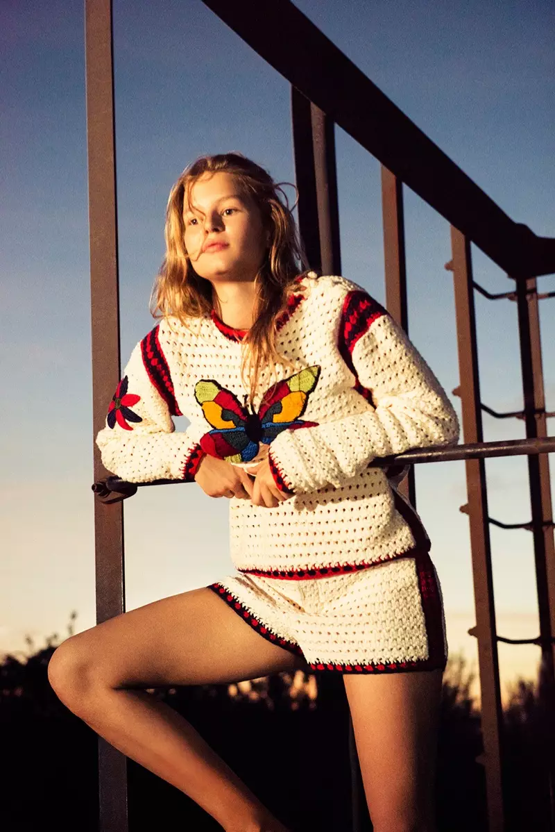 Tomando o sol, Anna Ewers leva un xersei de bolboreta con pantalóns curtos a xogo