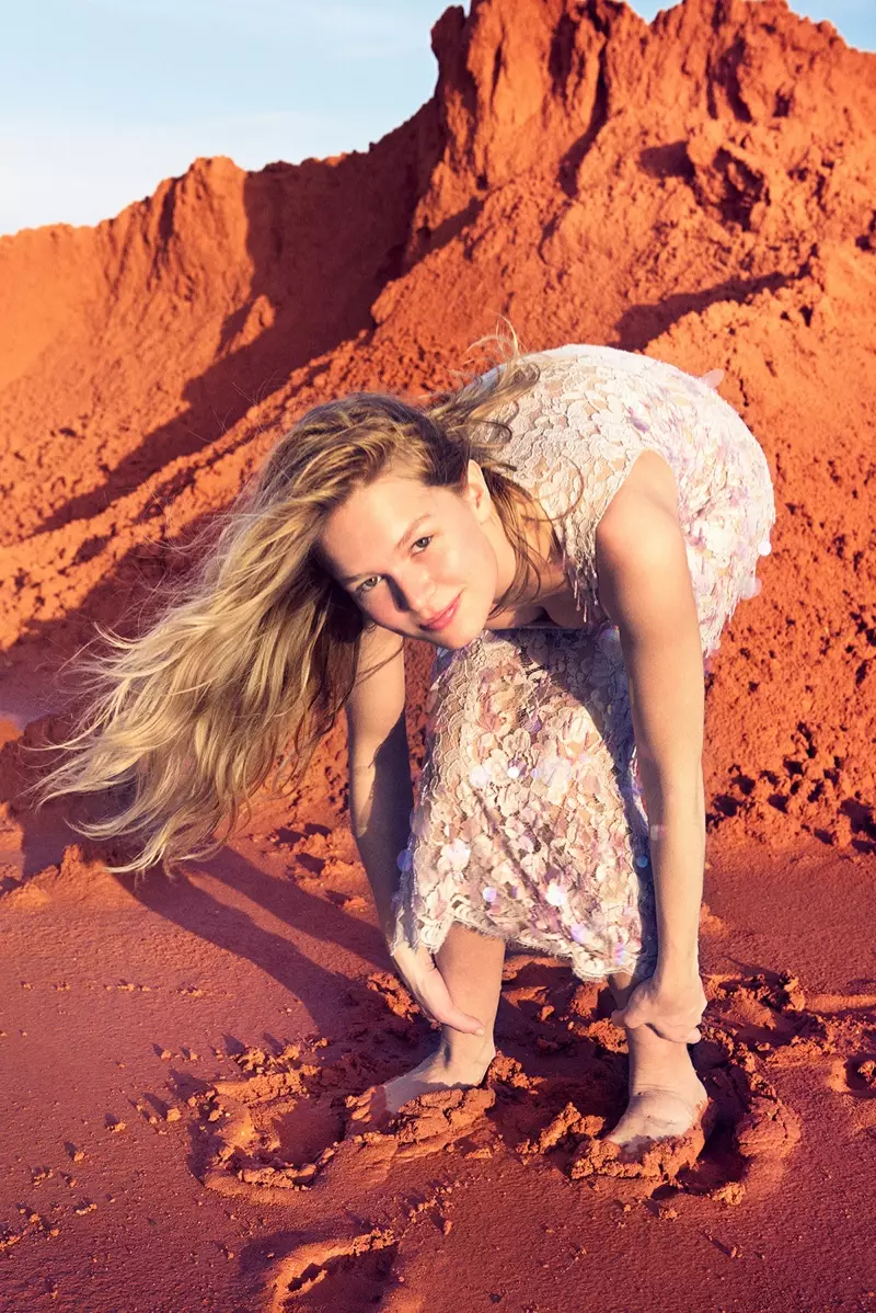 Afgeneem deur Ryan McGinley, poseer Anna Ewers in 'n Balenciaga-kantrok