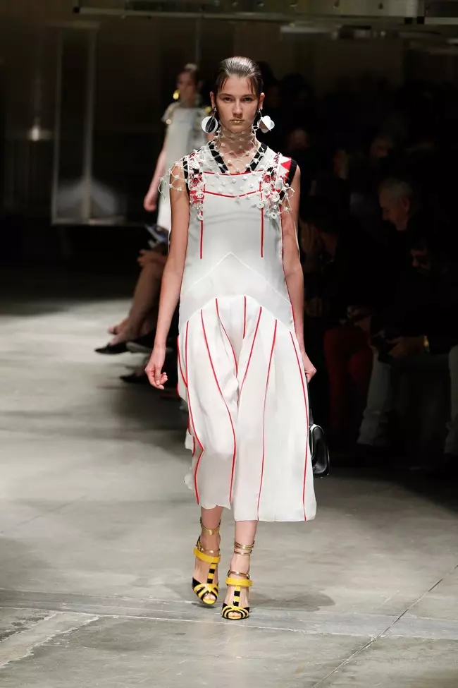 Un look de la colección primavera-verano 2016 de Prada