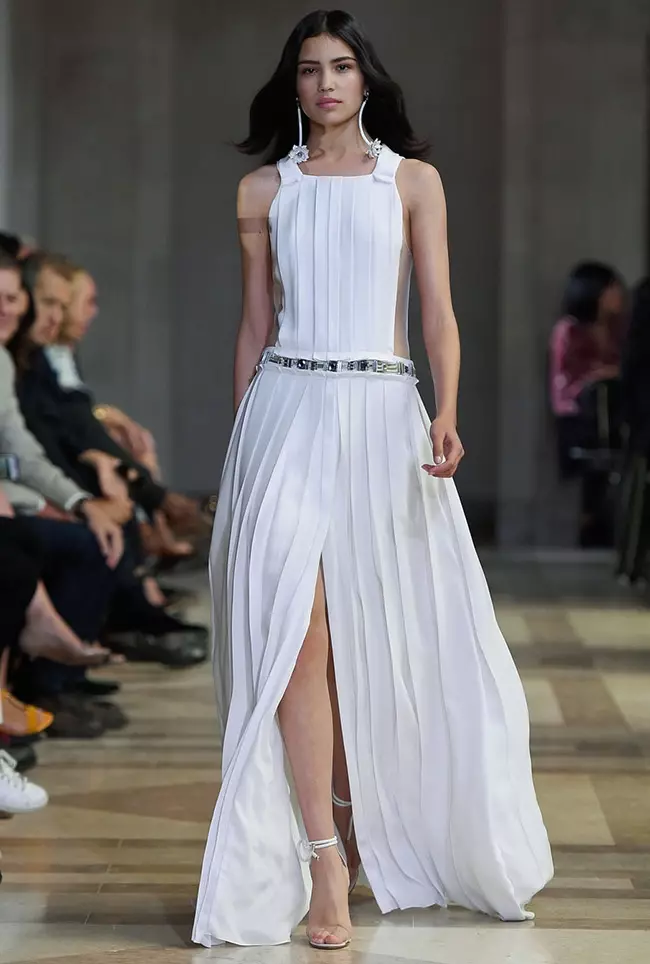 Isang hitsura mula sa koleksyon ng spring-summer 2016 ni Carolina Herrera