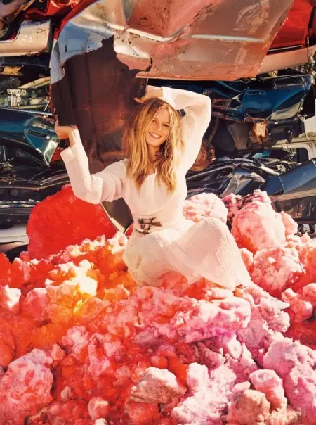 Anna Ewers on Junkyard Chic elokuvassa All White Looks for W