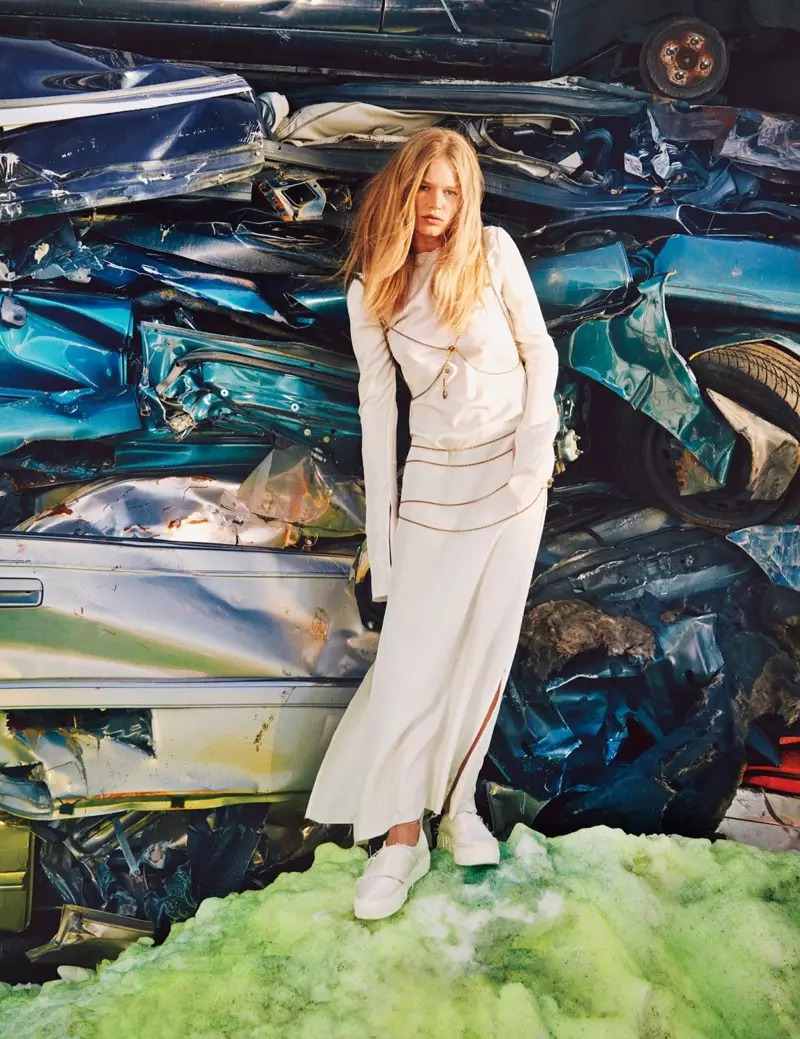 Anna Ewers เป็น Junkyard Chic ในชุดสีขาวทั้งหมดสำหรับW