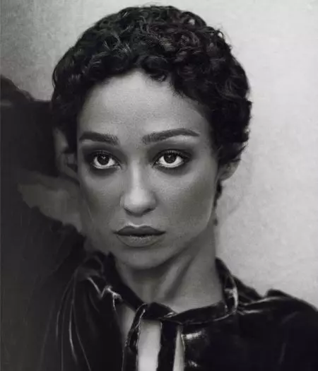 Ruth Negga omarmt de fluwelen trend in The Edit