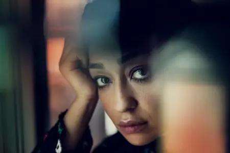 Ruth Negga Merangkul Tren Beludru di The Edit