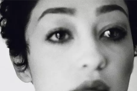 Ruth Negga 在編輯中擁抱天鵝絨趨勢