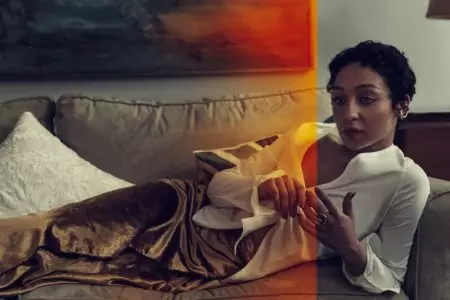 Ruth Negga Merangkul Tren Beludru di The Edit