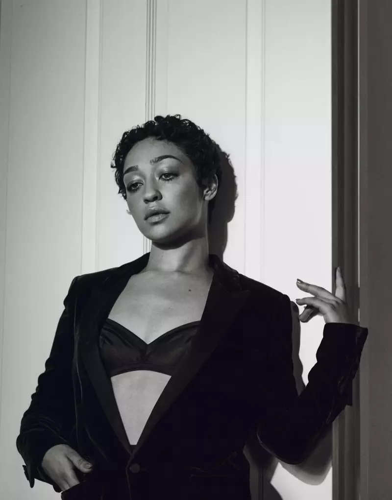 Aktris Ruth Negga berpose dalam blazer tuksedo Saint Laurent dan bra segitiga Eres