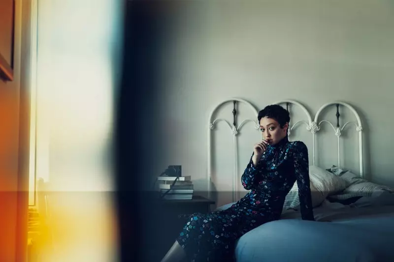 Tạo dáng trên giường, Ruth Negga mặc váy Prada