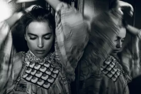 Irina Shayk förbluffar i drömmiga klänningar för Vogue Turkey