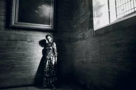 इरीना शायक वोग तुर्की के लिए काल्पनिक पोशाक में अचेत
