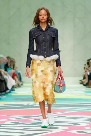 Burberry 2015-يىلى باھاردا ئازادە كىيىم كىيىدۇ