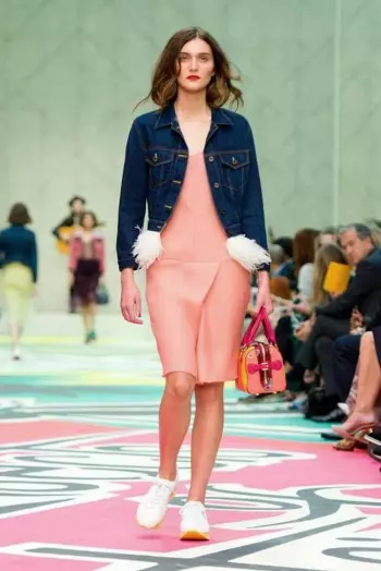 Nagsusuot si Burberry ng Casual Dressing para sa Spring 2015