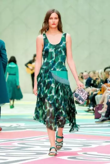 Burberry สวมชุดลำลองสำหรับฤดูใบไม้ผลิปี 2015