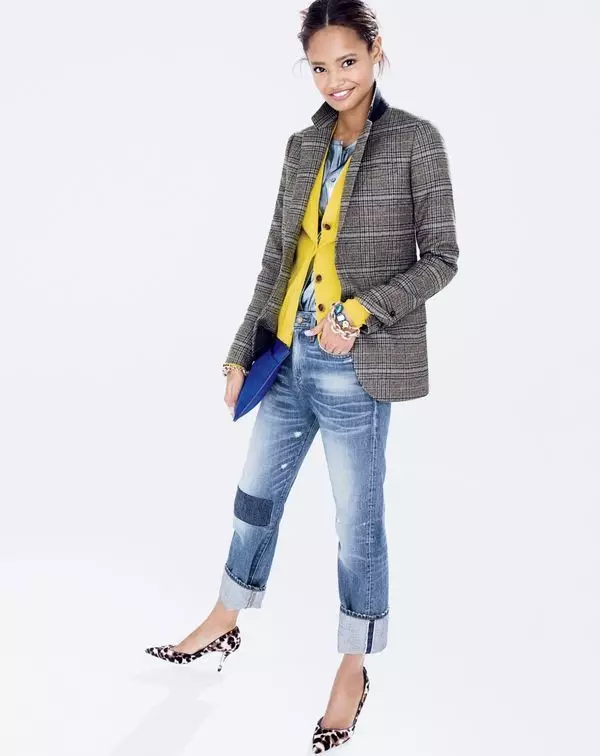 Malaika 身著 J. Crew 西裝外套和鑲邊牛仔布