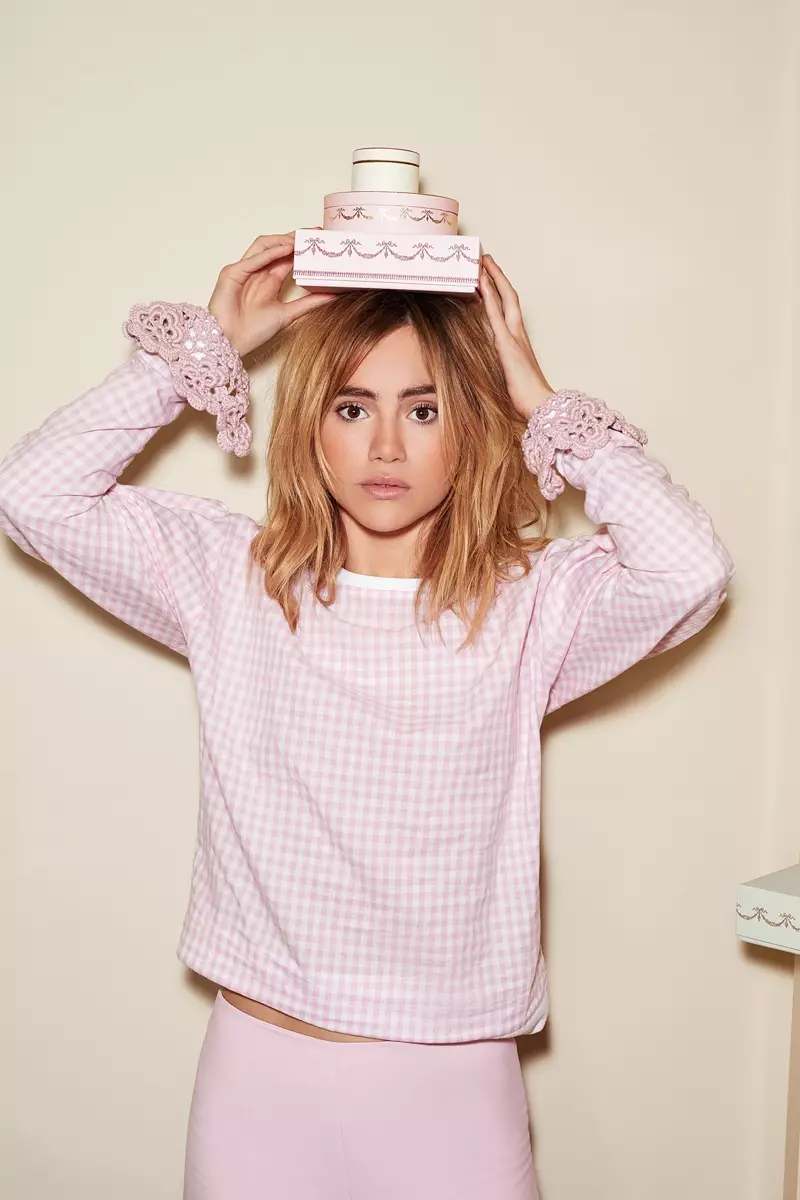 Suki Waterhouse ikuwoneka wokongola pinki pa kampeni ya Shopbop yamasika 2017