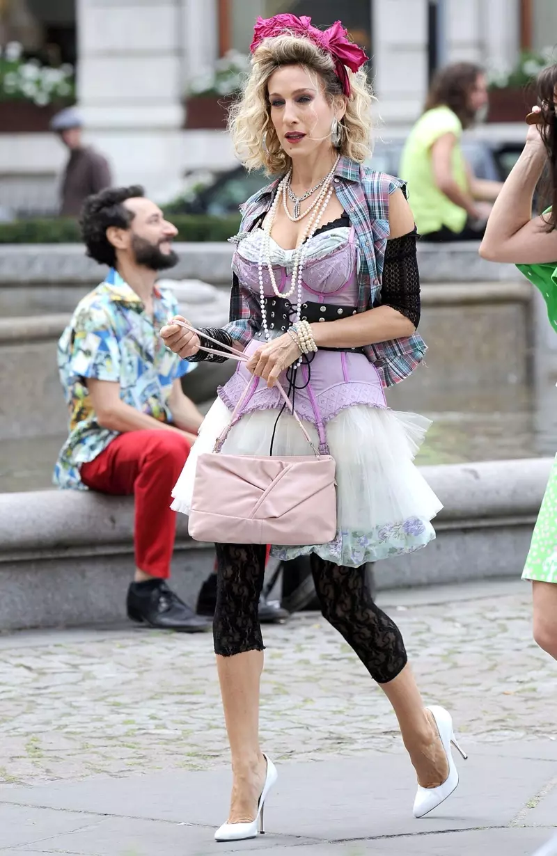 Actrice Sarah Jessica Parker channelt Madonna uit de jaren 80 in een kostuum op de set van Sex and the City.