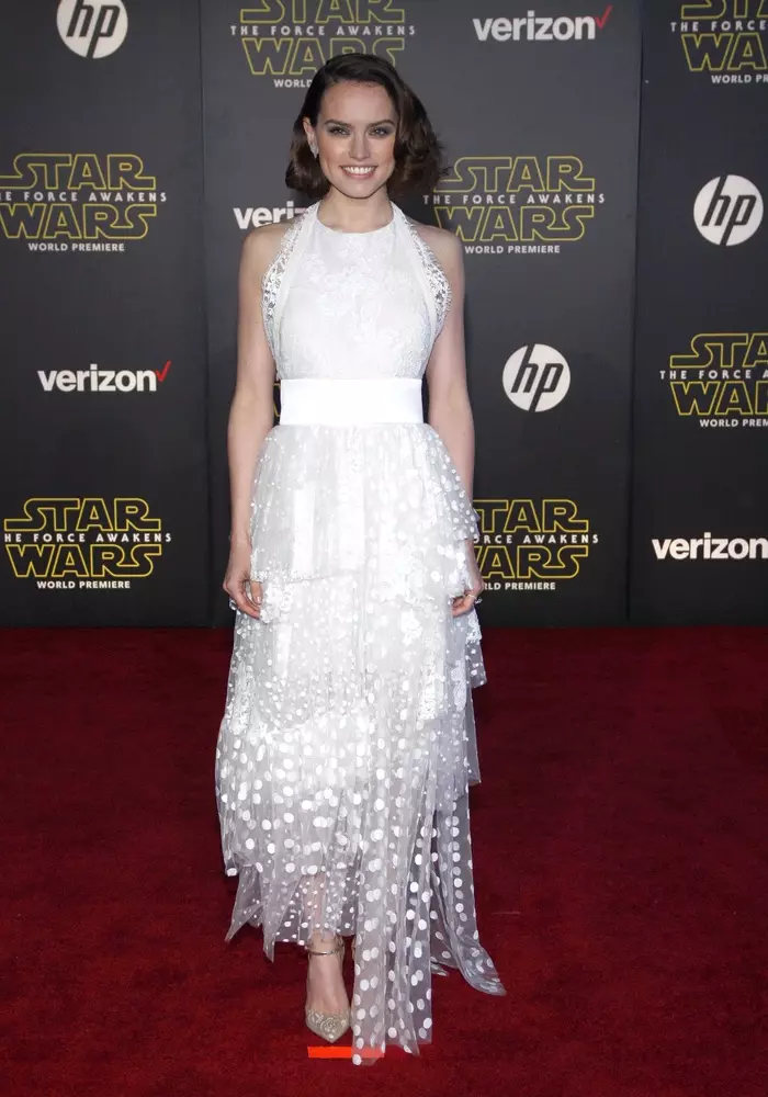 Daisy Ridley nyob rau hauv dawb Chloe tiab. Yees duab: Tinseltown / Shutterstock.com