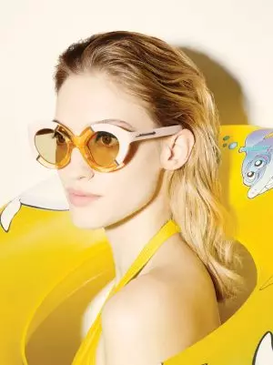 Si Karen Walker Miadto sa Poolside alang sa Bag-ong Koleksyon sa Eyewear