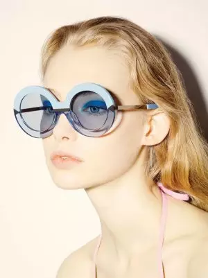 Karen Walker merge lângă piscină pentru o nouă colecție de ochelari