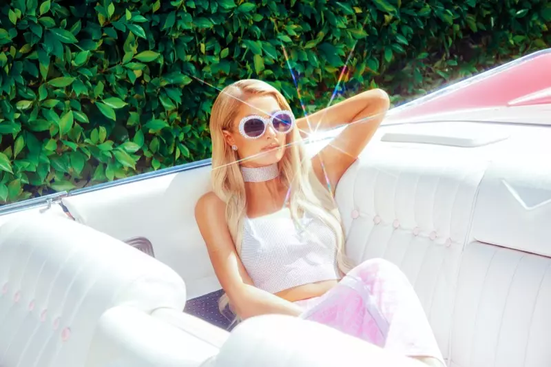 Boohoo formas teamon kun Paris Hilton pri vesta kunlaboro