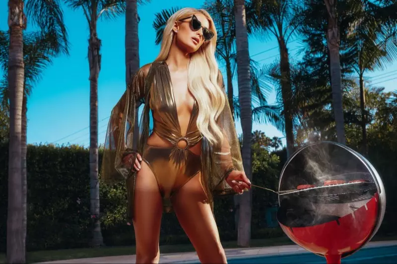 Nagsul-ob og bulawan nga swimsuit, ang Paris Hilton nagmodelo sa Boohoo nga kolaborasyon