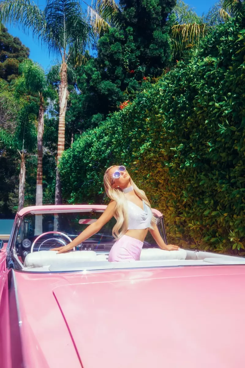 Paris Hilton poserer i en rosa cadillac og fronter Boohoo-kampanjen