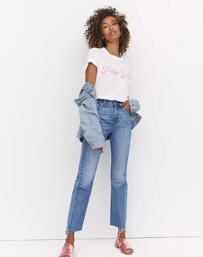 Madewell Rivet & Thread Camiseta con gráfico Feelin' Great Feelin' Fine, chaqueta de mezclilla de corte cuadrado en lavado Fitzgerald, mezclilla The Perfect Summer: Pieced Edition y sandalia Noelle Slingback en terciopelo