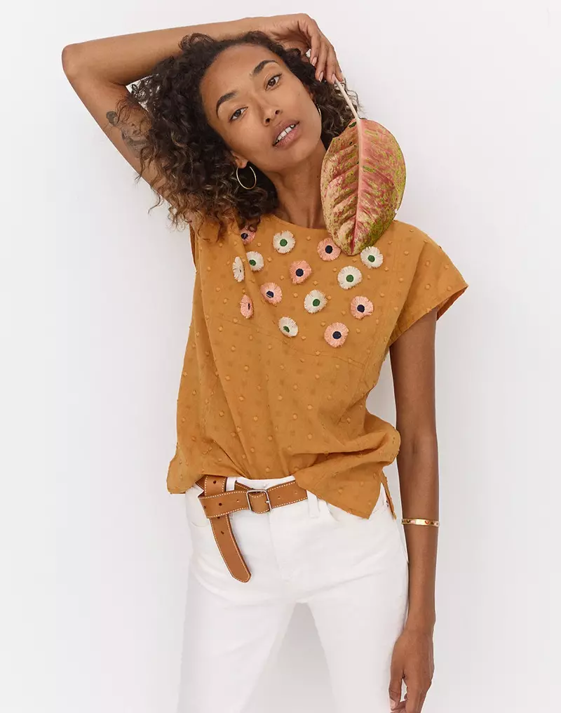 Madewell Embroided Sunflower Top, Cikakkar Jean a cikin Farin Tile: Rushe-Hem Edition da Bambancin-Stitched Belt na Fata