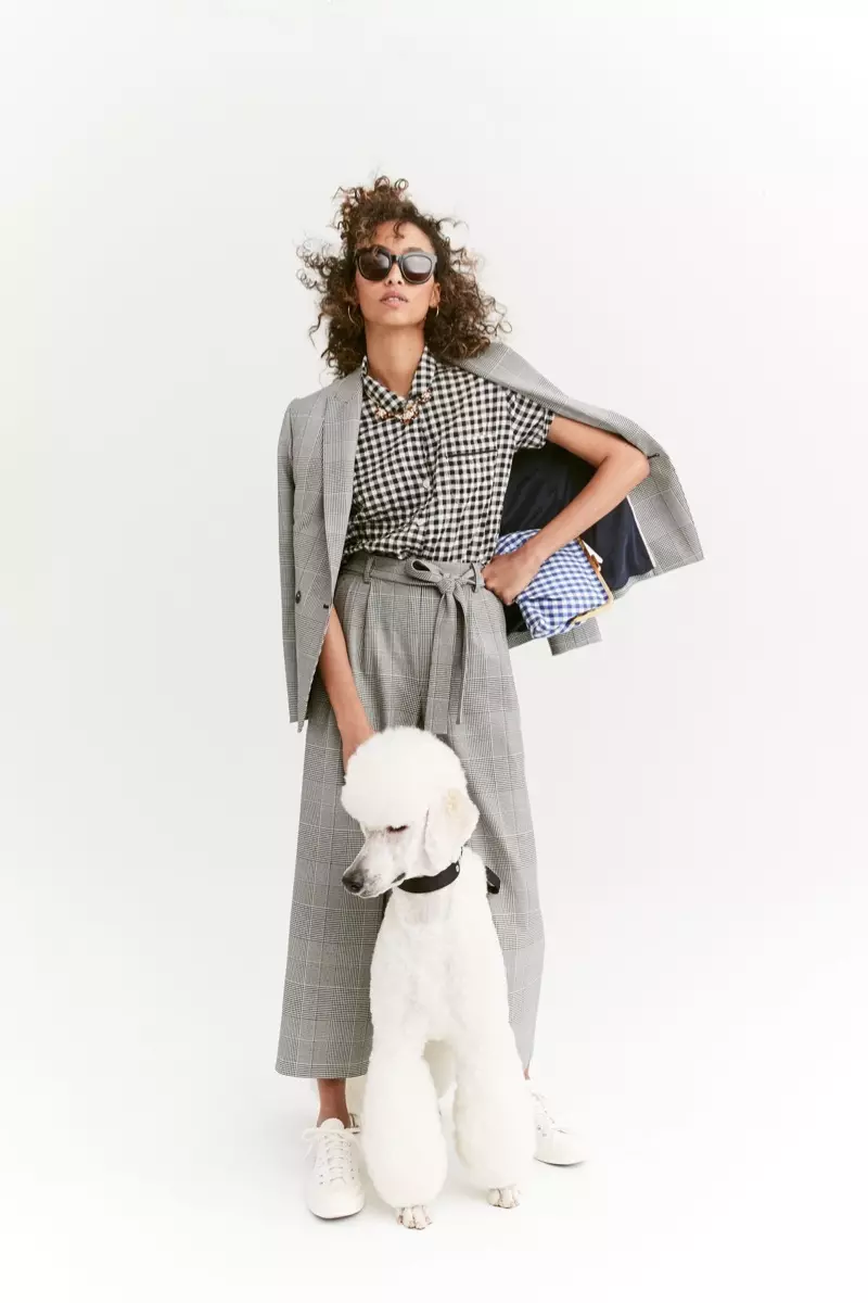 J. Crew Gingham Pyjama-toppi, laskostetut leveälahkeiset housut Glen Plaid -kankaasta, Frame Clutch ja ylisuuret Cabana-aurinkolasit