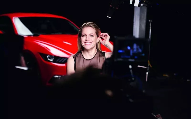 Sienna Miller Imbere ya Ford Mustang Ubukangurambaga na Rankin