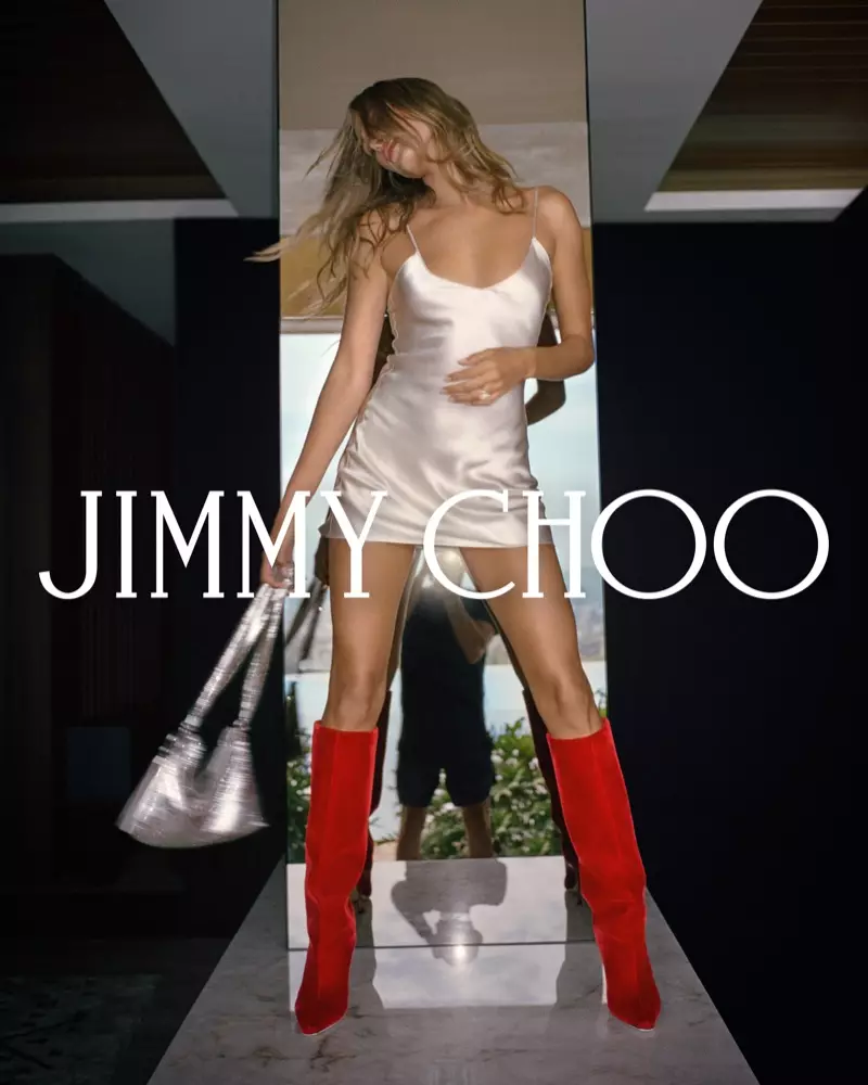 Model Hailey Bieber draagt rode laarzen in de Jimmy Choo herfstcampagne van 2021.