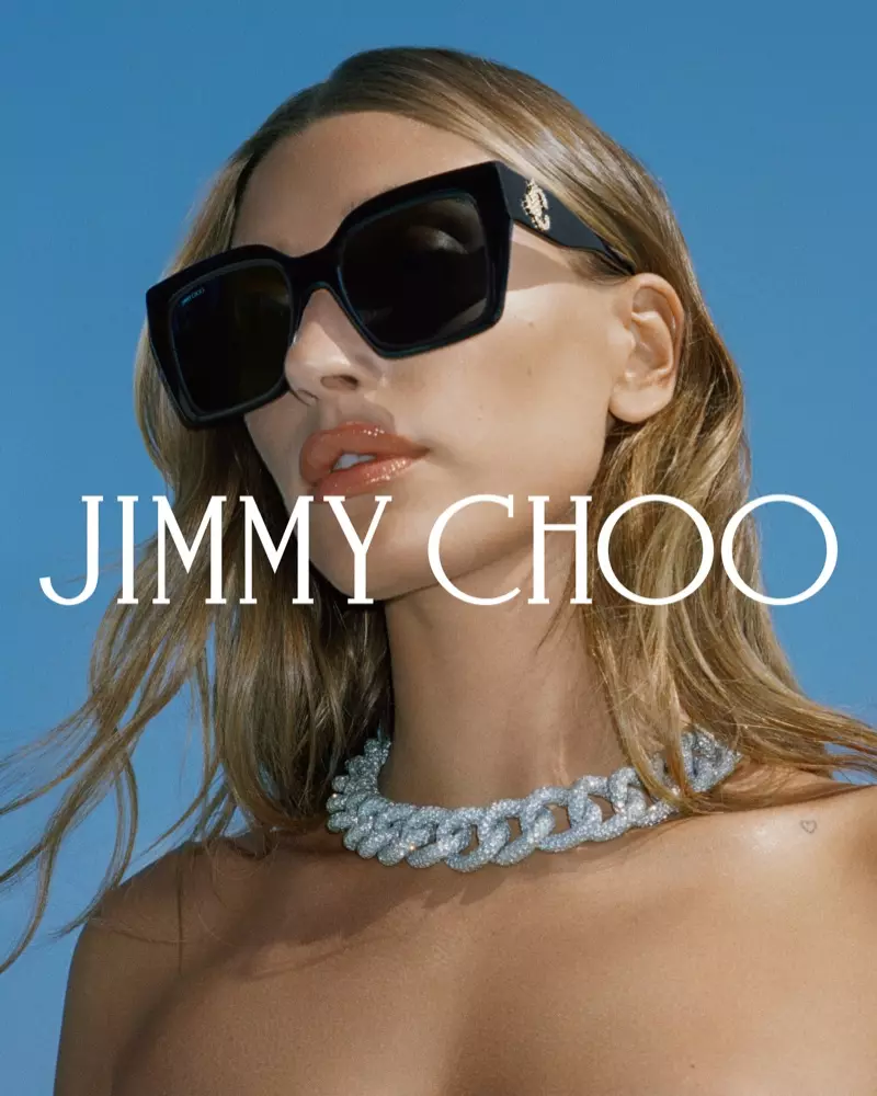 Hailey Bieber krijgt haar close-up in Jimmy Choo herfst 2021 campagne met zonnebril.