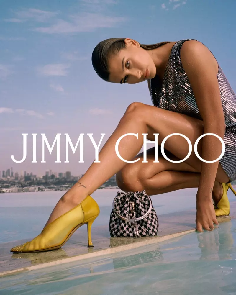 Hailey Bieber pronkt met een been in Jimmy Choo herfst 2021-campagne.