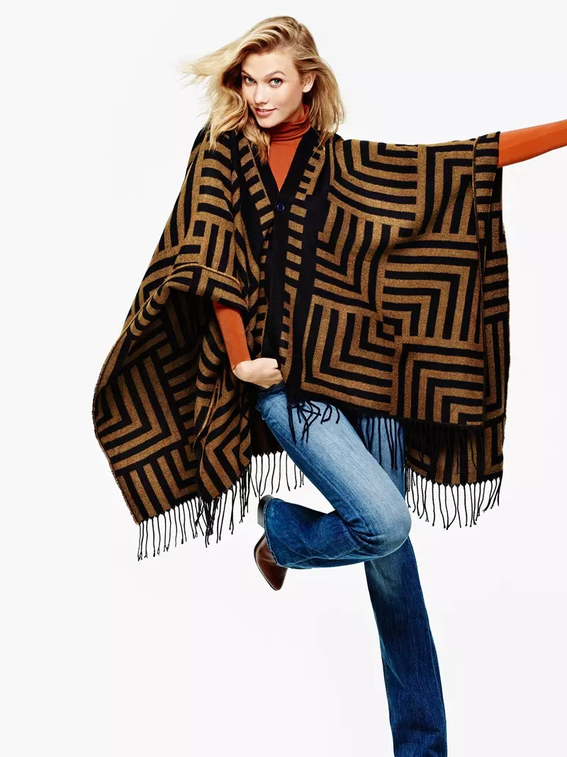 Karlie modela um poncho de capa da Lindex