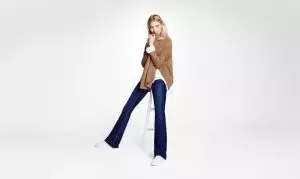 Martha Hunt modelliert die nachhaltige Denim-Kollektion von Lindex