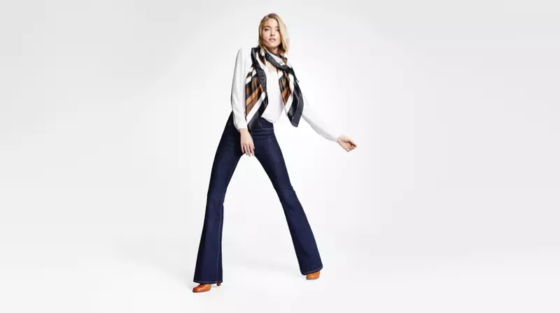 Martha draagt flared jeans van Lindex