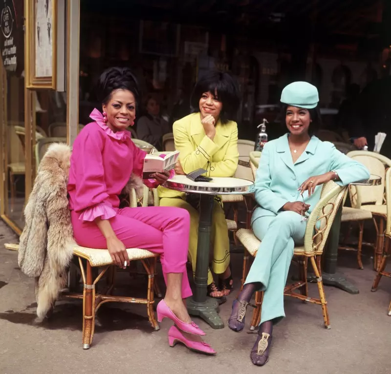 Las Supremes en París (1966) luciendo coloridos conjuntos en tonos pastel. | Crédito de la foto: Pictorial Press Ltd / Alamy Stock Photo