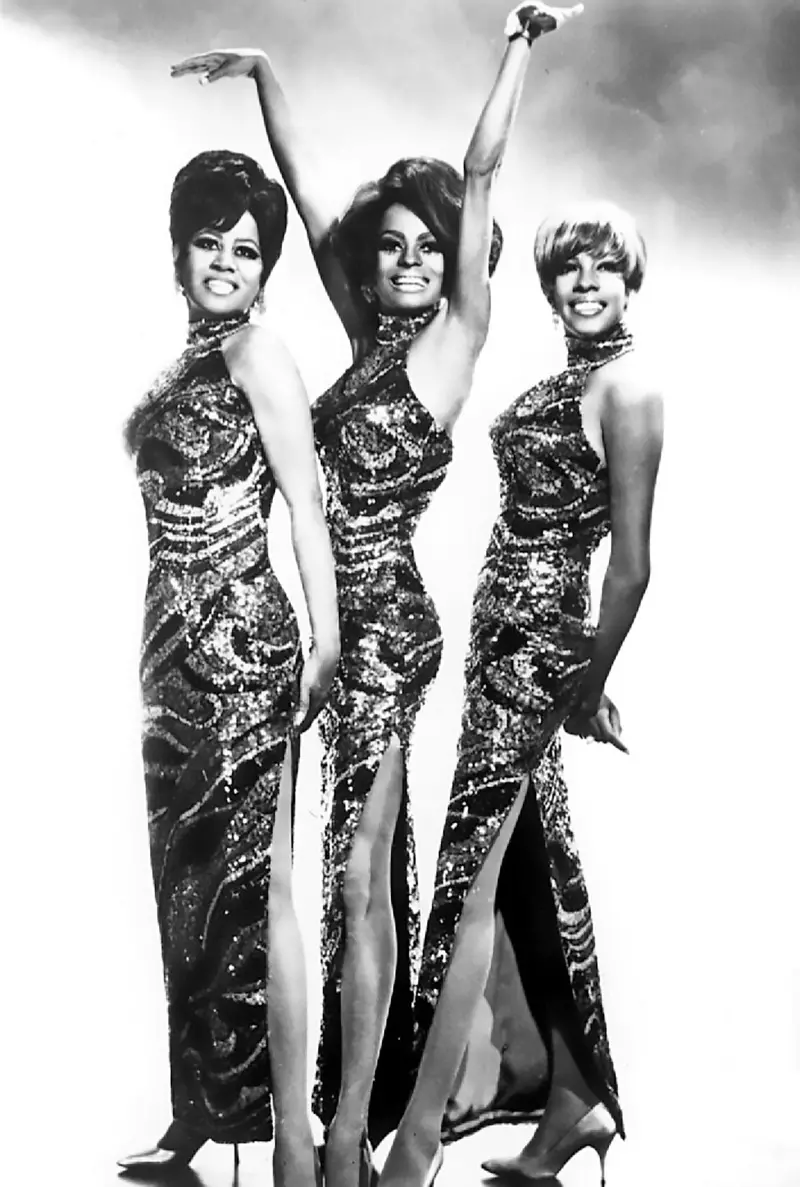 A Supremes amavala madiresi ofanana ndi sequin mu 1968. (Florence Ballard, Diana Ross, ndi Mary Wilson) | Ngongole yazithunzi: Pictorial Press Ltd / Alamy Stock Photo