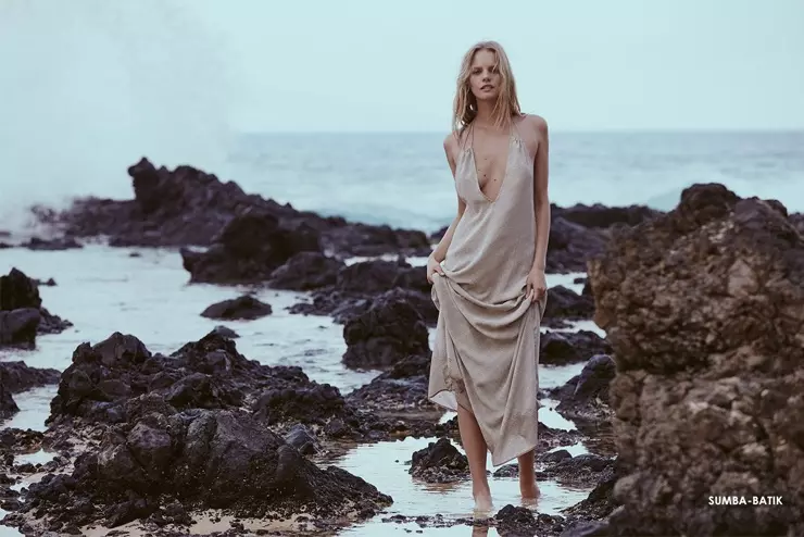 Model itu bergambar di pantai dengan pakaian Acacia Sumba dalam Batik