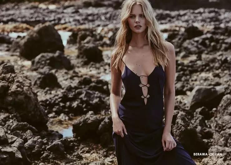 Marloes Horst modela vestido Acacia Berawa em Ocean