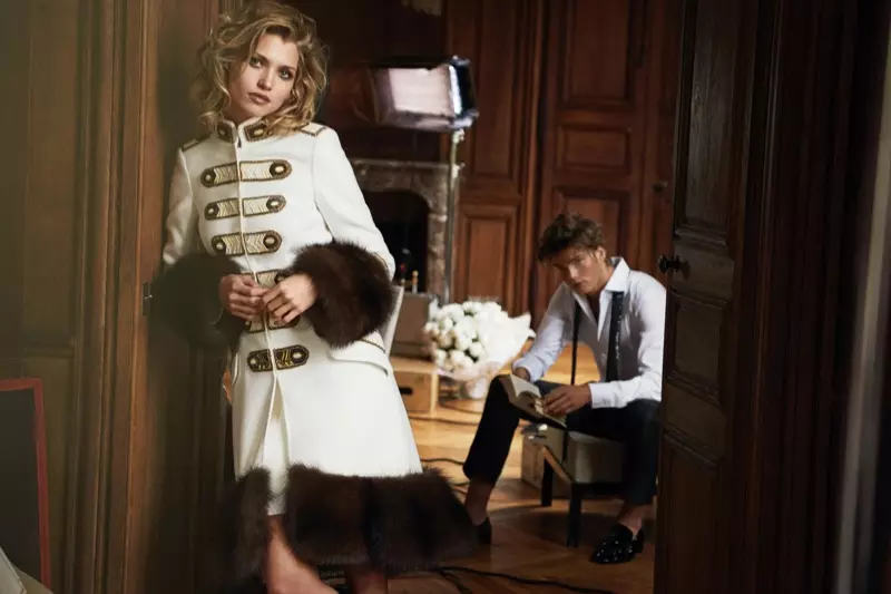 Ermanno Scervino arbore un manteau bordé de fourrure dans les publicités automne-hiver 2016