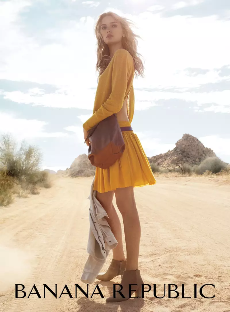 Lily modélise une jupe plissée jaune avec un cardigan