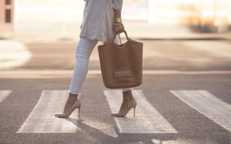 Savaliga Street Woman Beige Heels Tote Bag